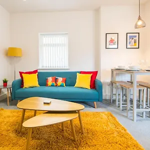 Holiday home Detached Coach House Near Principality Stadium In